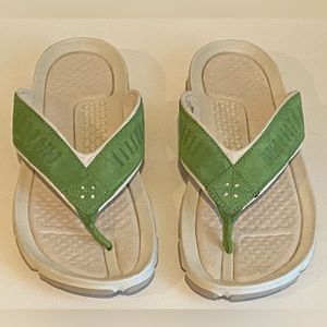 NWOB Womens Helly Hansen Green Suede Sandals  8